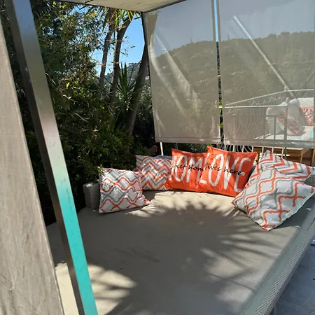 Bed & Breakfast Hirondelles 35 *
